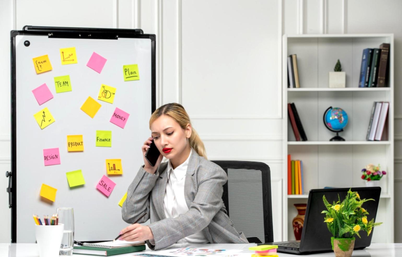 Specialist SEO gestionând multiple profiluri de afaceri locale