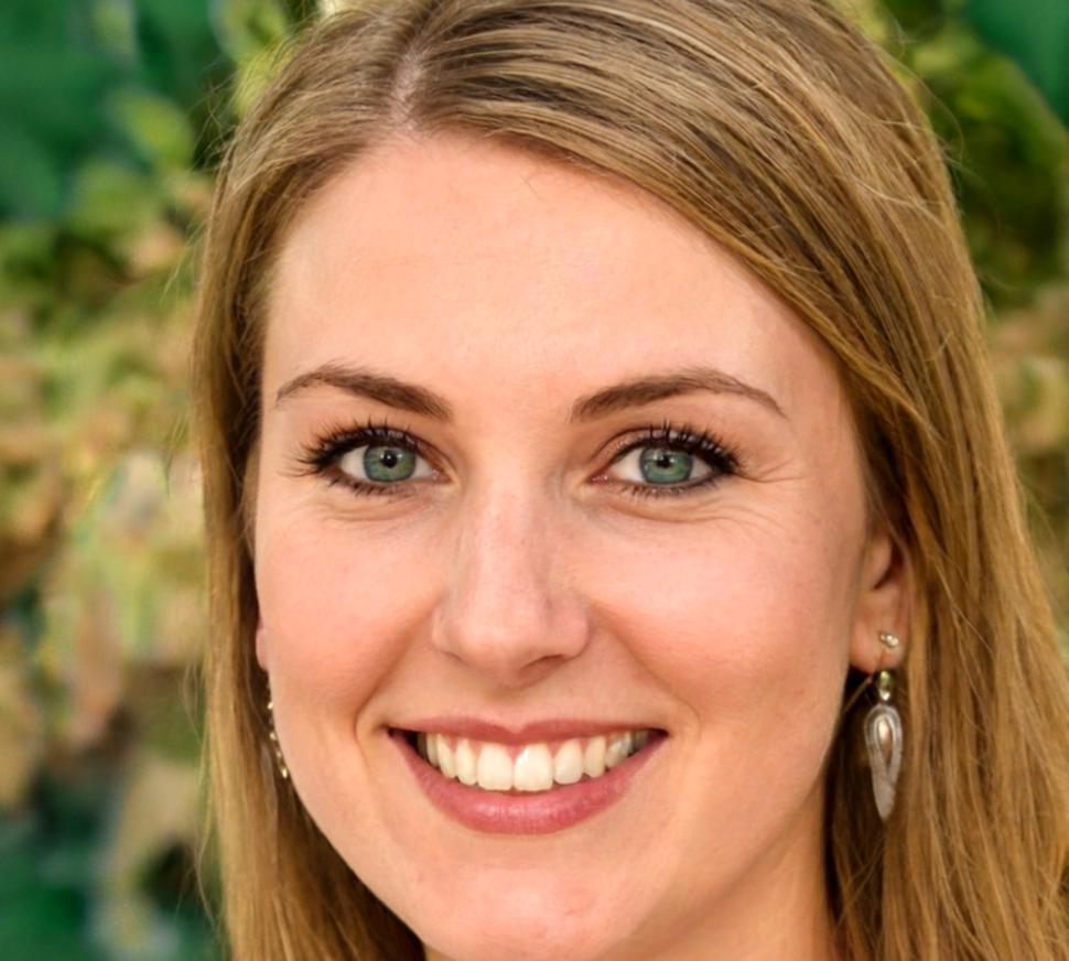 Portret instructor SEO Elena Vasilescu